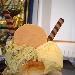 Brioche con gelato - La brioche con gelato � una delle prelibatezze che si possono gustare andando a Palermo, dove si trovano tantissime gelaterie che offrono, non solo in estate, un prodotto di qualit�. 
Quella raffigurata nella fotografia, con gelato di pistacchio e zuppa inglese, l'ho provata qualche anno fa in una delle gelaterie del lungo mare di Mondello, borgata marinara di Palermo.
Se andate a Palermo non vi perdete questa prelibatezza, la raccomando vivamente ai buongustai!