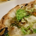 26/03 - Pizzeria Fratelli Vuolo di Casalnuovo - A bocca di forno - Pizza Scapricciatella con insalata di scarola riccia, fiori di zucca, provola di bufala e lardo di maialino nero casertano - Pizzeria dei Fratelli Vuolo di Casalnuovo (Napoli) - Alla Scoperta della Vera Pizza Napoletana - A bocca di forno con Guglielmo Vuolo e Salvatore Santucci - Presentazione di Laura Gambacorta organizzata dall'Associazione Verace Pizza Napoletana e inserita nelle Olimpiadi del Gusto