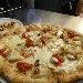 26/03 - Pizzeria Fratelli Vuolo di Casalnuovo - A bocca di forno - Pizza con stocco in cassuola, pomodorini del piennolo e provola di bufala - Pizzeria dei Fratelli Vuolo di Casalnuovo (Napoli) - Alla Scoperta della Vera Pizza Napoletana - A bocca di forno con Guglielmo Vuolo e Salvatore Santucci - Presentazione di Laura Gambacorta organizzata dall'Associazione Verace Pizza Napoletana e inserita nelle Olimpiadi del Gusto