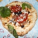Quinta Tappa Pizzarelle a Go Go - La prima pizzarella: Itaka (alicette, pomodori arrosto, polvere di olive, scaglie di tartufo e feta) preparata da Bruno Carotenuto
