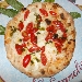 Quinta Tappa Pizzarelle a Go Go - La seconda pizzarella: Bufalina (mozzarella di bufala, pomodorini del Vesuvio, pesto di basilico fresco) preparata da Antonio Iacone