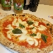 Settima Tappa di Pizzarelle a Go Go - Pizzeria Bella Napoli - Acerra (NA) - La Prima Pizzarella: Margherita (pomodoro San Marzano DOP Agigenus, fiordilatte caudino, basilico, parmigiano reggiano DOP, pecorino romano DOP, olio EVO), preparata da Vincenzo Di Fiore - -