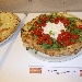 Settima Tappa di Pizzarelle a Go Go - Pizzeria Bella Napoli - Acerra (NA) - Quarta Pizzarella: Focaccia con stracciata pomodorini e rucola, preparata da Stefano Bartolucci - -