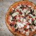08/10 - 8� Tappa di Pizzarelle a Go Go - Pizzeria Tutino - Napoli - Pizzarella con salsa rosa, cotto, melanzane, fior di latte, pomodorini del Vesuvio, preparata da Carmine Anzaloni - -