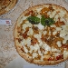 08/10 - 8� Tappa di Pizzarelle a Go Go - Pizzeria Tutino - Napoli - Pizzarella con carne macinata, peperoni, provola, pepe nero, preparata da Carmine Anzaloni - -