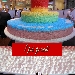 Torta record da 400 kg al Centro commerciale La Cartiera di Pompei (NA) realizzata dalla Pasticceria De Vivo - Oggi pomeriggio a Pompei la Pasticceria De Vivo ha realizzata una torta di circa 400 kg per festeggare il primo anno della sua presenza nel Centro commerciale La Cartiera, che compie anch'esso un anno di vita.
Abbiamo documentato il diametro di circa 3 metri (il peso � stato per ovvi motivi impossibile documentarlo) inserendo questa torta nei record della nostra rubrica all'interno di Food & Drink in Italy.
Per allestirla ci sono volute circa 60 ore di lavorazione da parte di un team di 10 pasticcieri e sono stati impiegati i seguenti ingredienti: 1.600 uova, 80 kg di zucchero, 70 kg di farina, 25 kg di fecola di patate, 150 kg di crema chantilly, 150 litri di panna, 60 kg crema al cioccolato variegata al gianduia.
Fra l'altro l'abbiamo pure assaggiata ed era buonissima. Complimenti alla pasticceria De Vivo e ai suoi pasticceri per la loro maestria e il loro impegno.