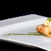 Rivoluzione del un pacchero: carpaccio di gamberi, ripieno di pacchero, su pesto di basilico mandorle e pinoli, con filetti di mandorle croccanti, sale affumicato - Fotografia di Antonio Ambrosino - -