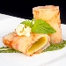 Rivoluzione del un pacchero: carpaccio di gamberi, ripieno di pacchero, su pesto di basilico mandorle e pinoli, con filetti di mandorle croccanti, sale affumicato - Fotografia di Antonio Ambrosino - -