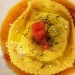 Raviolo di pasta fresca farcito con tenerumi, ricotta alla cannella e femminello con gambero bianco marinato su guazzetto di scorfano - -