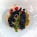 Creste di gallo al nero ripiene di orata e patate su julienne di seppie e scarola - -