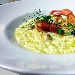 Risotto con porro, vongole al finocchietto selvatico e gamberoni - -