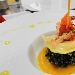 Tortello con farcia di coniglio profumato al timo, gambero rosso dello ionio e fondente al 70%, su nido di cicorie selvatiche croccanti e crema di zucca all'extravergine d'oliva - Fotografia di Mario Manconi - -