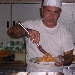 Lo Chef Michele che impiatta un superbo piatto di Linguine. - Serate Danzanti e Cena con Ballo Tutti i Sabato al Ristorante la Chiocciola a Boscotrecase con l'animazione di Germana e Mimmo . Balli di Coppia e di Gruppo, Anni 60 e Discoteca . Prezzo promozionale 15 euro .