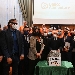 pietra con volontari ed autorit� - -