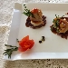 Noci di capesante dorate su letto di cipolle rosse, con fegato grasso d'oca, filetti di triglia arrostiti e riduzione - -