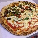 Pizza Americana (impasto s.t.g., met� margherita con passata di pomodoro, provola e olio extravergine d'oliva, e met� con pesto di basilico, spianata calabra, peperoni e scaglie di parmigiano) - -