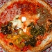 Pizza Vesuvio (mozzarella, prosciutto cotto, salame, melanzane, peperoni, friarelli, carne macinata) - fotografia di Luigi Farina �2013