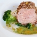 Filetto di maiale marinato con semi di lino, salsa all'arancia e variazione di broccoli - -