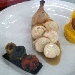 Suprema di pollo farcita con ricotta alla maggiorana su demi glace alla liquirizia, bon bon di grana padano su risotto allo zafferano e cialda di polenta, verdure grigliate con olio profumato al basilico - -