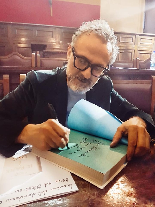 -Massimo Bottura
- immagine in primo piano dell'Articolo: Massimo Bottura incanta Napoli immagine in primo piano