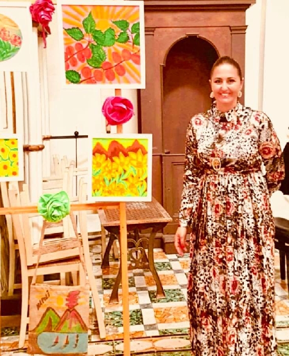 -paola fiorentino - immagine in primo piano dell'Articolo: Paola Fiorentino: la creatività e il benessere in cucina trasferita su tela
Vernissage alla Fondazione Vico: coinvolgente e suggestiva mostra dei lavori pittorici della chef positanese d’eccellenza, ispirati ai grandi valori dell’identità culturale della Dieta Mediterranea nelle sede napoletana della Fondazione Giambattista Vico (Complesso Monumentale di San Gennaro all’Olmo, via San Biagio dei Librai),
immagine in primo piano