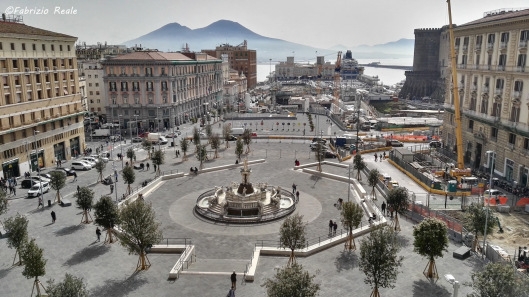 -piazza municipio da palazzo san giacomo - immagine in primo piano dell'Articolo: RENDEZ-VOUS AVEC LA GÉOGRAPHIE 2018/ APPUNTAMENTO CON LA GEOGRAFIA A NAPOLI
La geografia e lo studio del paesaggio e l’organizzazione del territorio! Napoli di sopra, di sotto e all’orizzonte
venerdì 6 aprile 2018 , dalle ore 16.30 alle 21.30. Dal Municipio (Maschio Angioino) alla Metropolitana (Stazione MUNICIPIO) e al Porto di Napoli (Stazione marittima) programma di iniziative per far conoscere l'importanza della Geografia Prenotazione ai telefoni : 3386132993 o 3661934721. immagine in primo piano