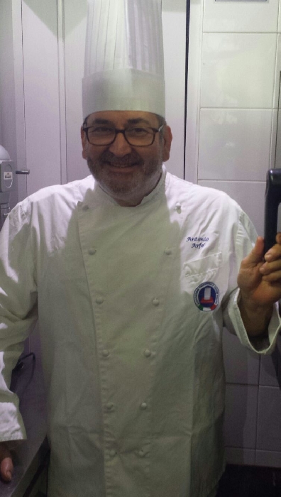 Lo Chef Antonio Arfè - immagine in primo piano dell'Articolo: La A.S.D. Nantes Club Vomero presenta L’EQUILIBRIO NEL PIATTO realizzato dallo Chef Antonio Arfè immagine in primo piano