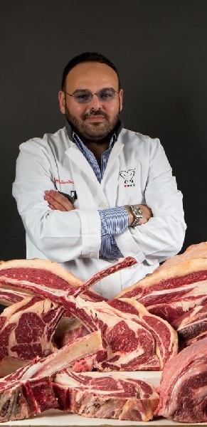 Nasce il Rosso Vesuviano, un maiale allevato nel Parco Nazionale del Vesuvio con tecniche antiche - immagine in primo piano dell'Articolo: Il maiale rosso vesuviano, l’idea del giovane macellaio Antonio Di Sieno presentata all’Italian Cuisine World Summit di Dubai immagine in primo piano