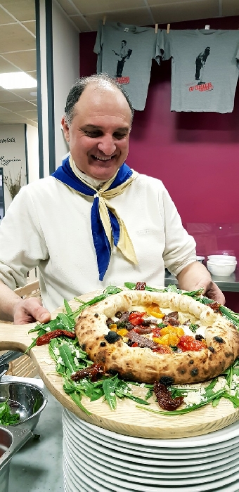 - - immagine in primo piano dell'Articolo: A Sarno nasce Pomodorìa, la prima “pizzeria agricola” incentrata sul pomodoro.
A condurla sarà il maestro pizzaiolo Gennaro Salvo
immagine in primo piano