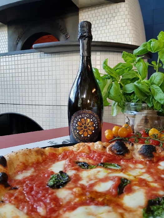 pizza di Vuolo con il Prosecco Doc - immagine in primo piano dell'Articolo: LA PIZZA NAPOLETANA AL VINITALY CON GUGLIELMO VUOLO immagine in primo piano