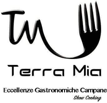 show cooking in vetrina e panini dedicati ad Andrea Sannino
- immagine in primo piano dell'Articolo: Gastronomia con chef in vetrina, è showtime da “Terra Mia” e il suo menù serale con 5 panini dedicati ad artisti partenopei, inaugura Andrea Sannino il 9 ottobre alle 19 in via Kerbaker a Napoli immagine in primo piano